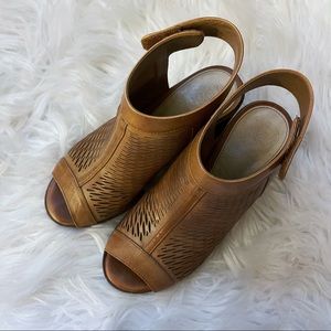 VINCE CAMUTO/ open toed brown booties sandals size 6